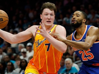 Kon Knueppel (vľavo)