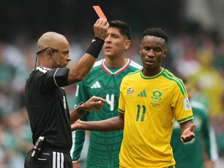 Themba Zwane dostáva červenú kartu.