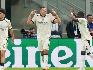 Nicolo Tresoldi oslavuje hetrik do siete Intera Miláno.
