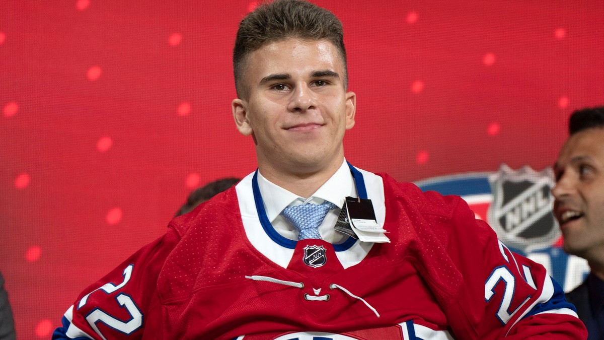 Filip Mešár v drese Montrealu Canadiens počas Draftu NHL 2022.