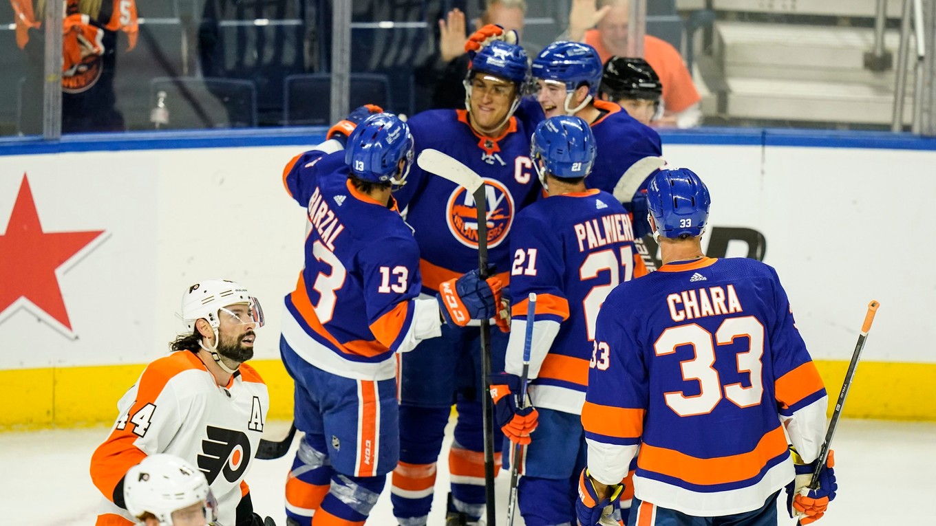 Zdeno Chára (vpravo) v drese New York Islanders.