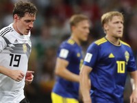 Sebastian Rudy opúšťal trávnik so zakrvavenou tvárou.