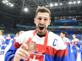 Marek Hrivík s bronzovou medailou na ZOH 2022 v Pekingu.