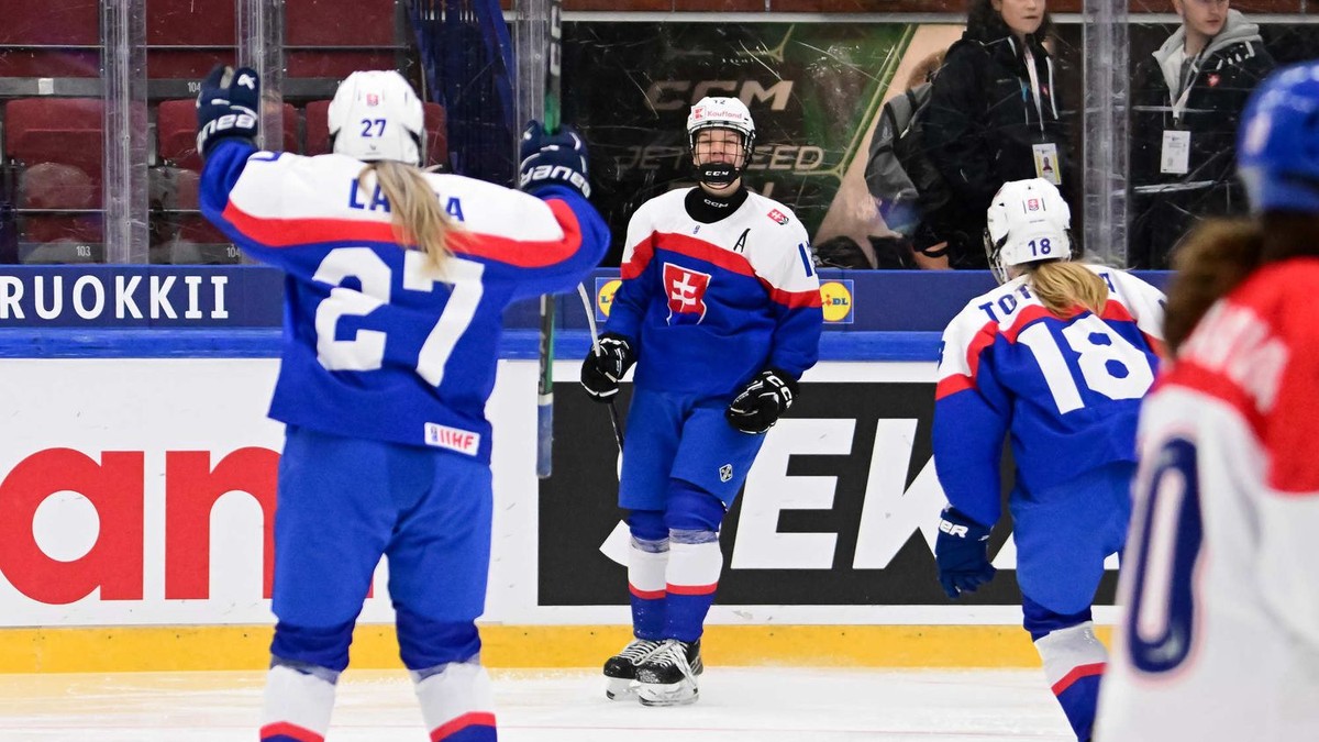 Nela Lopušanová (v strede) sa teší z gólu proti Česku na MS v hokeji žien U18 2025.