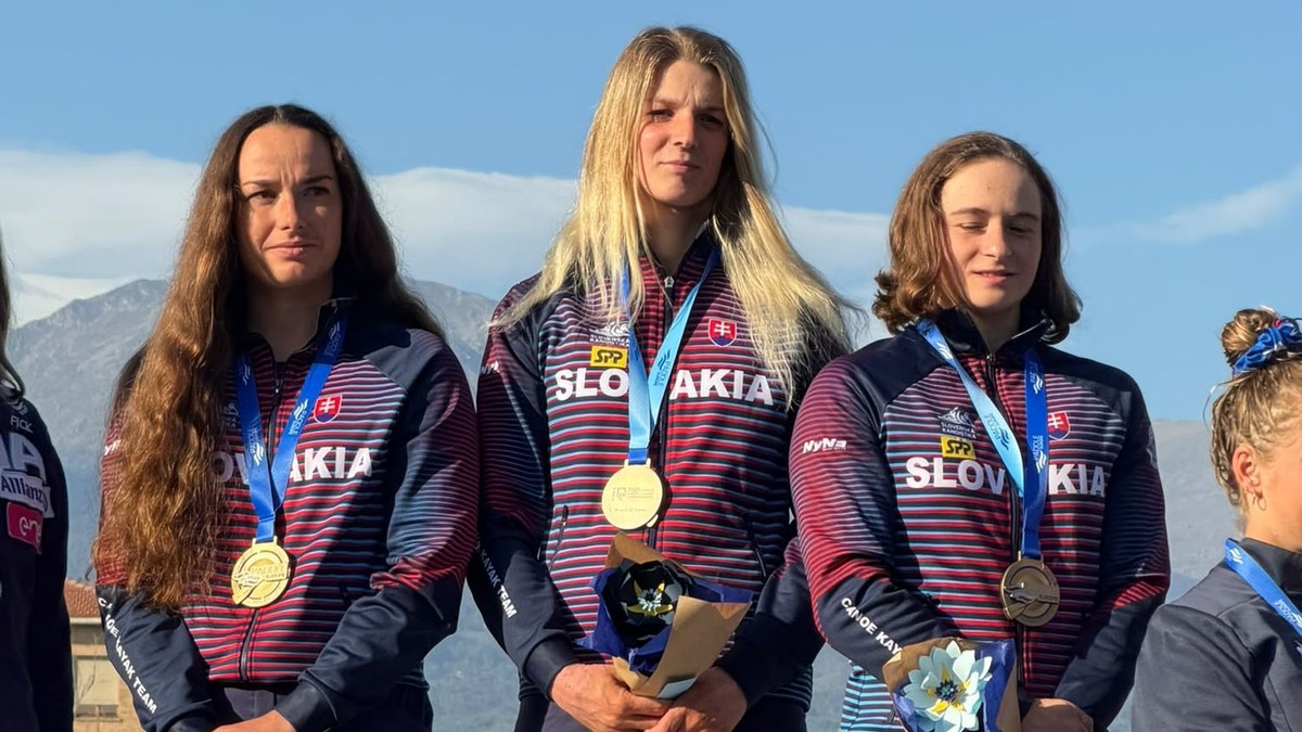 Zlatá radosť slovenských kajakárok v Ivrei. Zľava Soňa Stanovská, Eliška Mintálová a Zuzana Paňková.