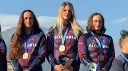 Zlatá radosť slovenských kajakárok v Ivrei. Zľava Soňa Stanovská, Eliška Mintálová a Zuzana Paňková.
