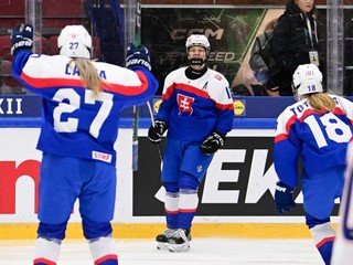 Nela Lopušanová (v strede) sa teší z gólu proti Česku na MS v hokeji žien U18 2025.