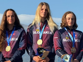 Zlatá radosť slovenských kajakárok v Ivrei. Zľava Soňa Stanovská, Eliška Mintálová a Zuzana Paňková.