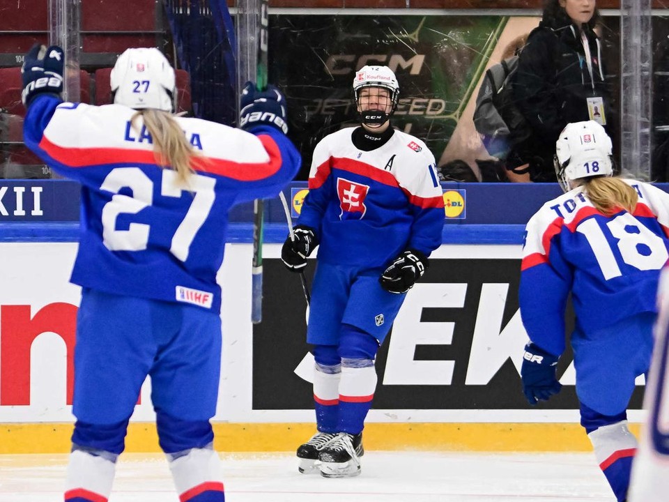 Nela Lopušanová (v strede) sa teší z gólu proti Česku na MS v hokeji žien U18 2025.
