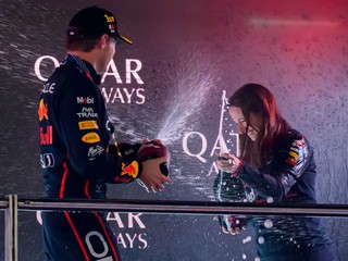 Max Verstappen a strategička Hannah Schmitzová po triumfe vo Veľkej cene Kataru 2025.