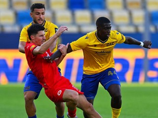 Na snímke zľava Tsotne Kapanadze (DAC), Aldin Mešić (Mostar) a Samsindin Ouro (DAC).