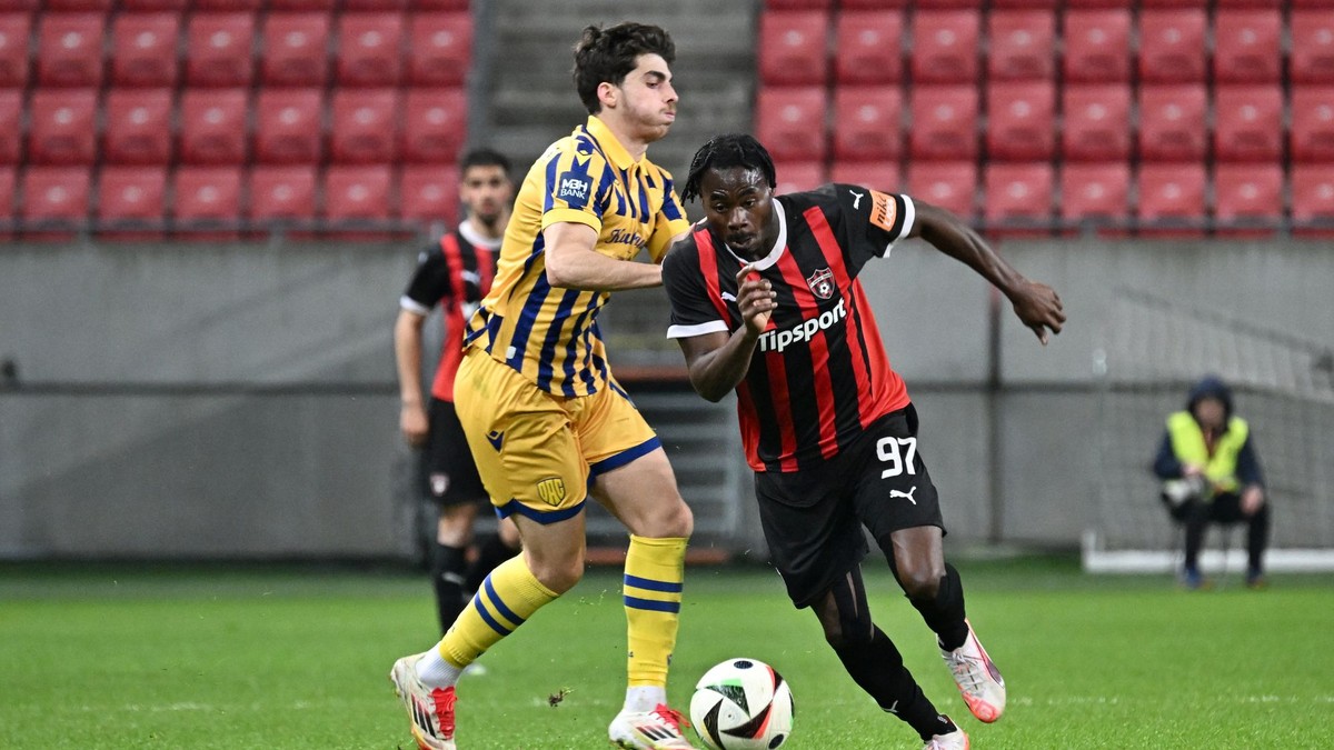 Na snímke sprava Kelvin Ofori (Trnava) a Ammar Ramadan (DAC) 
