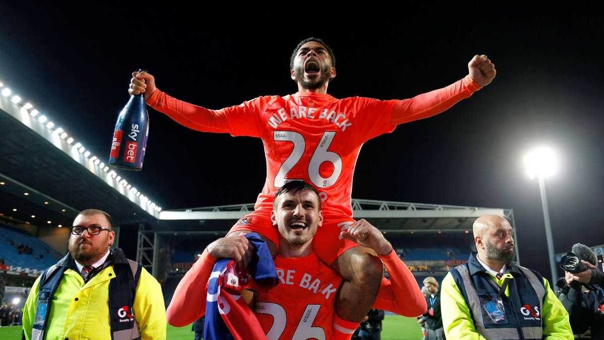 Hráči Coventry sa tešia z postupu späť do Premier League.