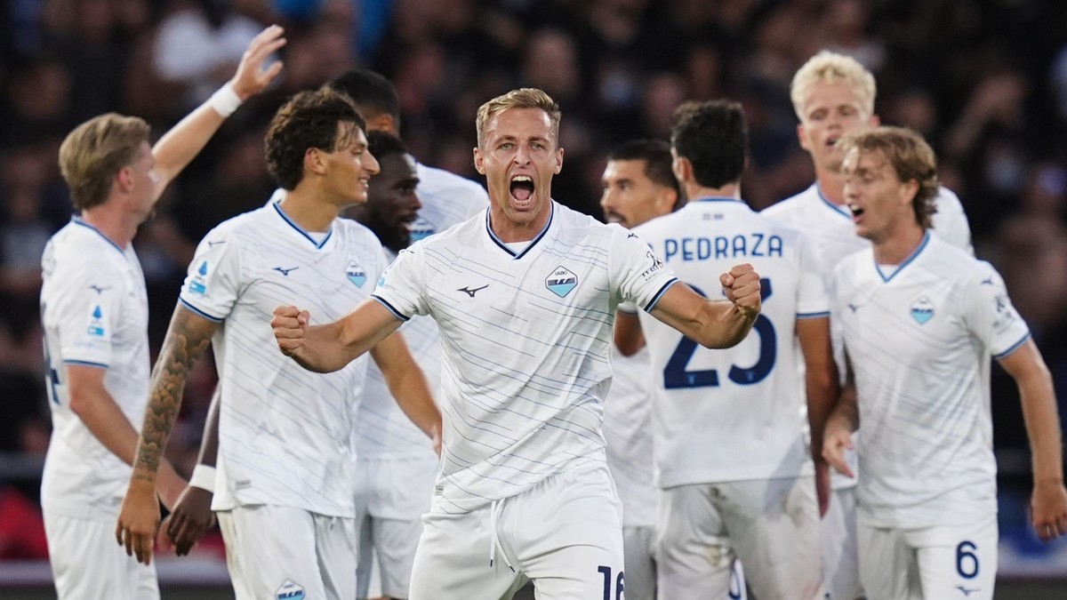Futbalista Ríma Davide Frattesi (uprostred) sa so spoluhráčmi raduje z gólu