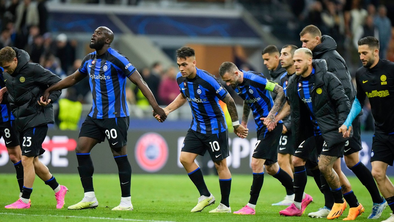 Hráči Interu Miláno oslavujú postup.