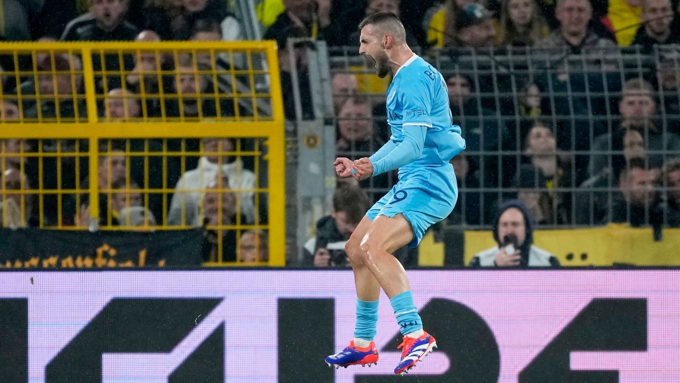 Slovenský futbalista Matúš Bero oslavuje gól v zápase Dortmund - Bochum. 