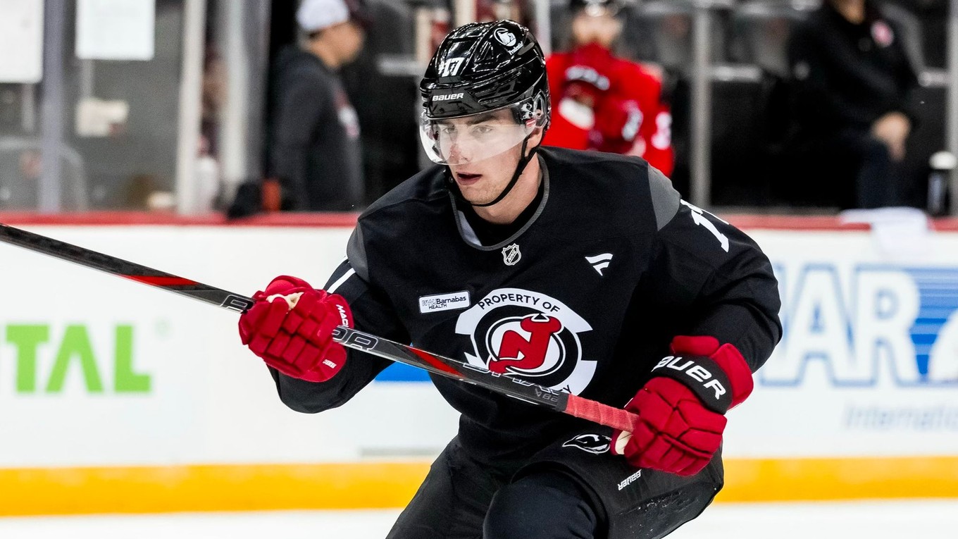 Slovenský obranca Šimon Nemec v drese New Jersey Devils.