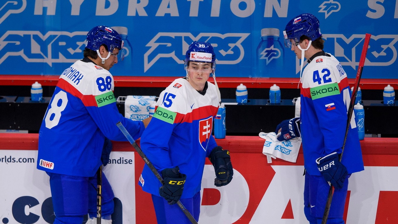 Martin Chromiak, Dalibor Dvorský a Samuel Honzek pred zápasom Slovensko - Švédsko v skupine A na MS v hokeji 2025.