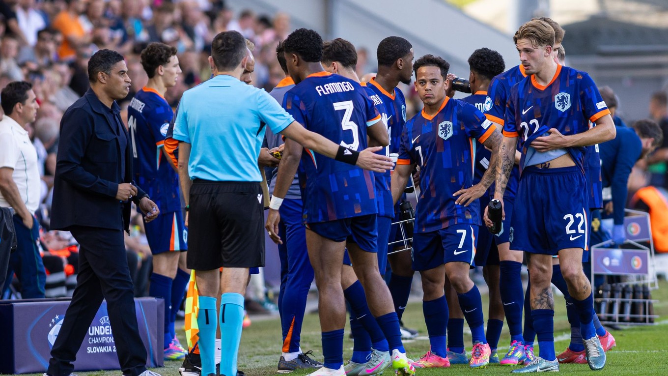 Hráči Holandska protestujú proti udeleniu červenej karty ich spoluhráčovi Rubenovi van Bommelovi počas zápasu Portugalsko - Holandsko vo štvrťfinále na EURO U21 2025 (ME vo futbale do 21 rokov).