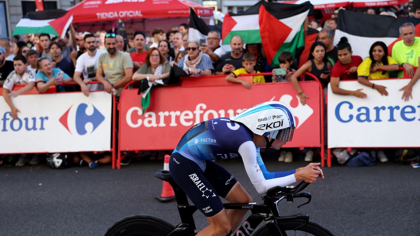 Jazdec tímu Israel-Premier Tech počas časovky na Vuelte.
