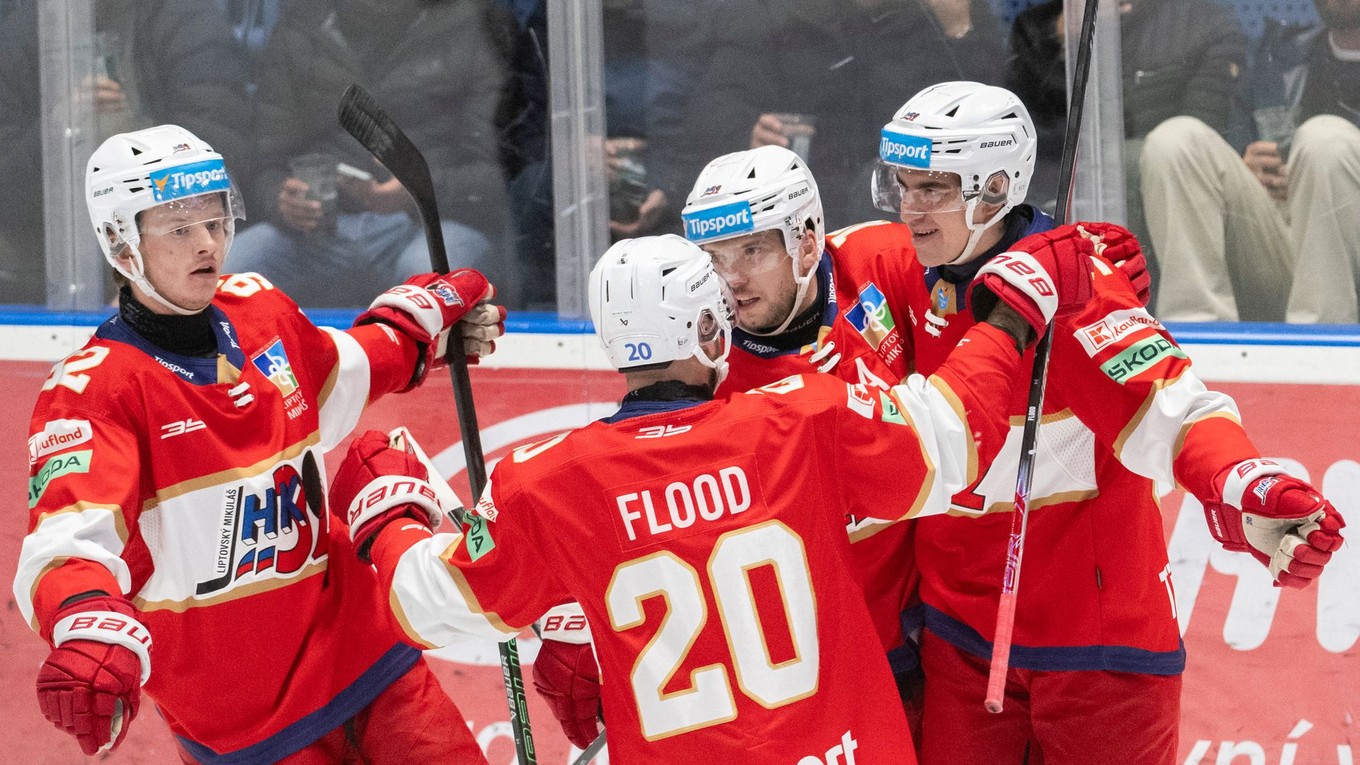 Hráči Liptovského Mikuláša sa tešia z gólu v zápase Tipsport ligy.