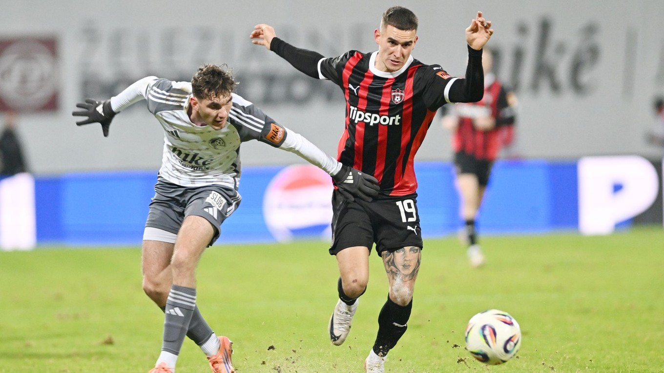 Vľavo hráč Podbrezovej Filip Mielke a hráč Trnavy Timotej Kudlička