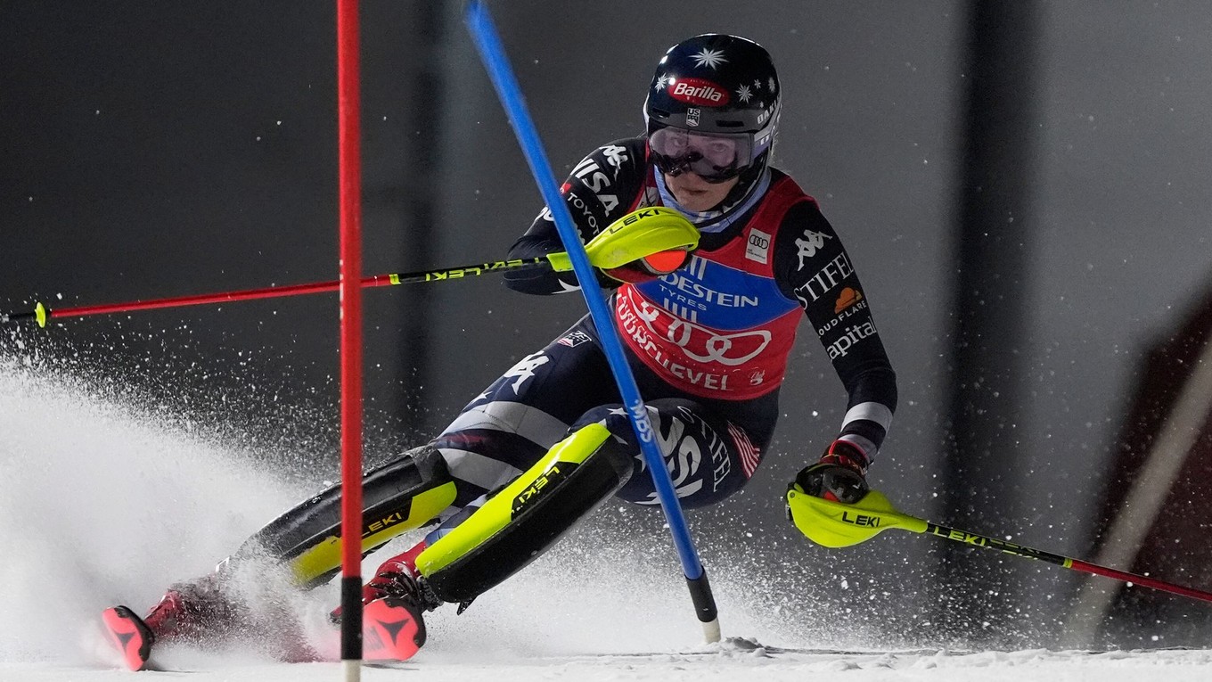 Mikaela Shiffrinová počas slalomu v Courcheveli.