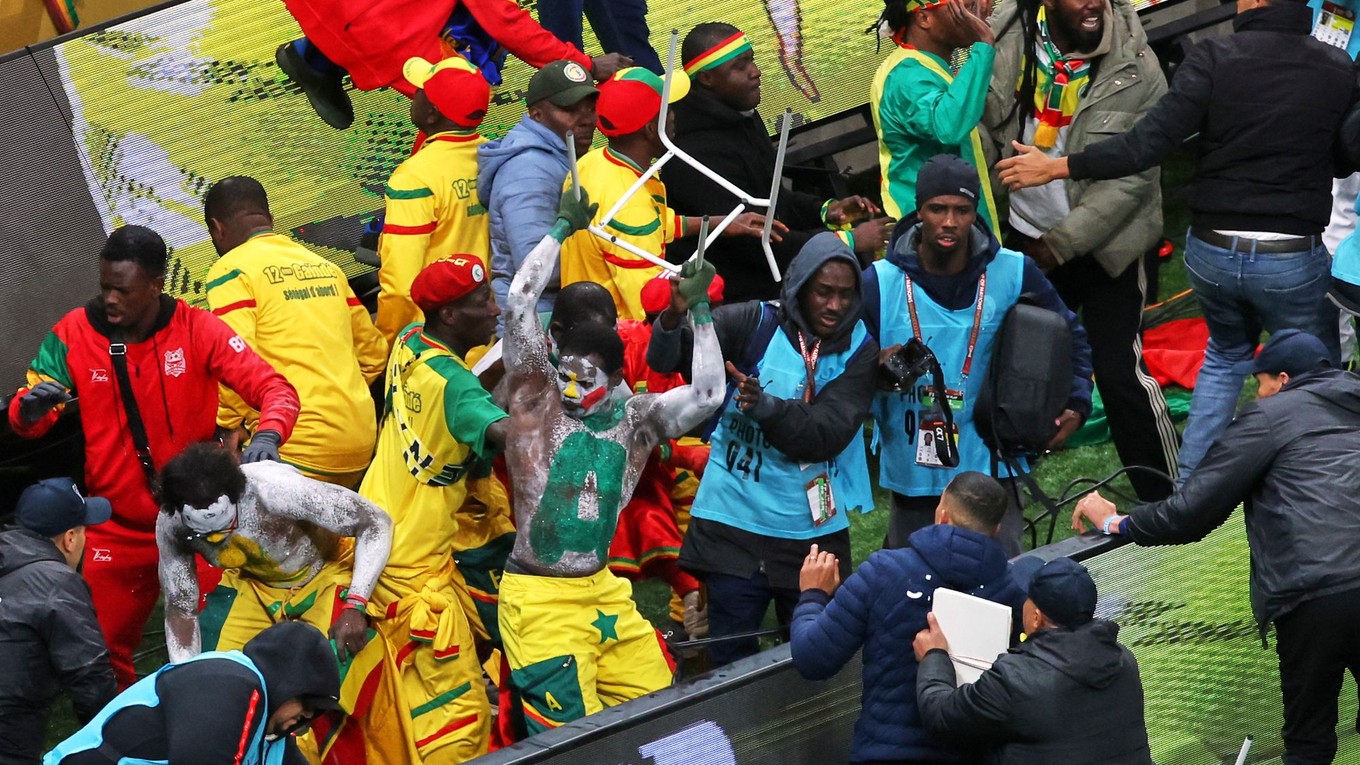 Futbaloví fanúšikovia Senegalu protestujú po kontroverznej penalte pre Maroko