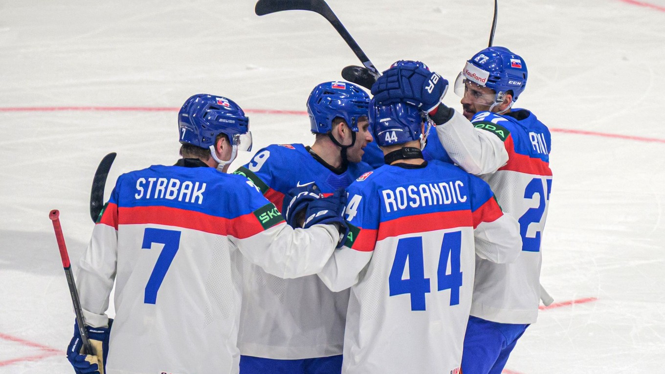 Slovenskí hokejisti sa tešia z úvodného gólu, sprava strelec gólu Marek Hrivík, Mislav Rosandič, Filip Mešár a Maxim Štrbák počas zápasu základnej B-skupiny Taliansko - Slovensko.
