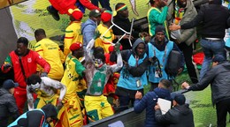 Futbaloví fanúšikovia Senegalu protestujú po kontroverznej penalte pre Maroko