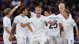 Futbalista Ríma Davide Frattesi (uprostred) sa so spoluhráčmi raduje z gólu