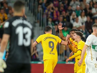 Robert Lewandowski sa teší so spoluhráčmi z FC Barcelona po strelenom góle.