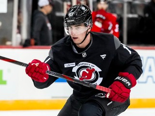 Slovenský obranca Šimon Nemec v drese New Jersey Devils.