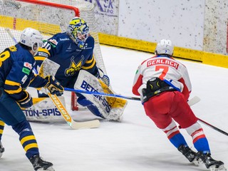 zľava Samuel Barcík, brankár Mareks Mitens (obaja Spišská Nová Ves), Max Gerlach (Liptovský Mikuláš)