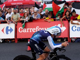 Jazdec tímu Israel-Premier Tech počas časovky na Vuelte.