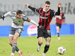 Vľavo hráč Podbrezovej Filip Mielke a hráč Trnavy Timotej Kudlička