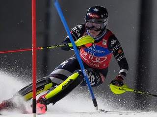 Mikaela Shiffrinová počas slalomu v Courcheveli.