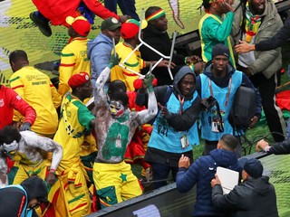 Futbaloví fanúšikovia Senegalu protestujú po kontroverznej penalte pre Maroko