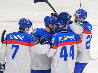 Slovenskí hokejisti sa tešia z úvodného gólu, sprava strelec gólu Marek Hrivík, Mislav Rosandič, Filip Mešár a Maxim Štrbák počas zápasu základnej B-skupiny Taliansko - Slovensko.