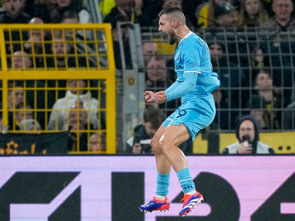 Slovenský futbalista Matúš Bero oslavuje gól v zápase Dortmund - Bochum. 