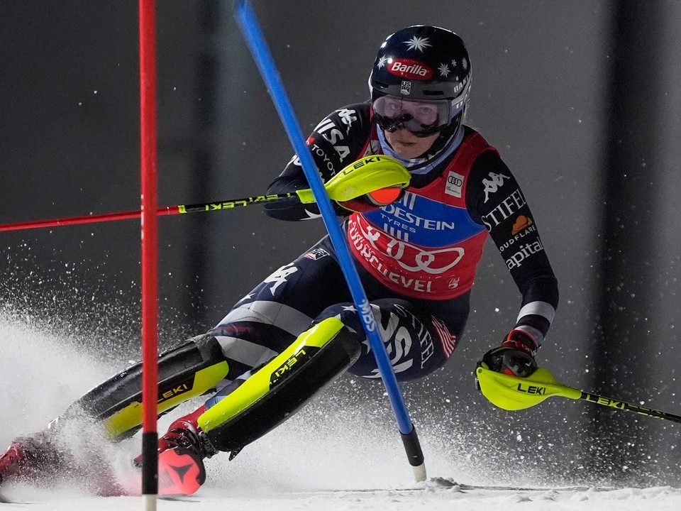 Mikaela Shiffrinová počas slalomu v Courcheveli.