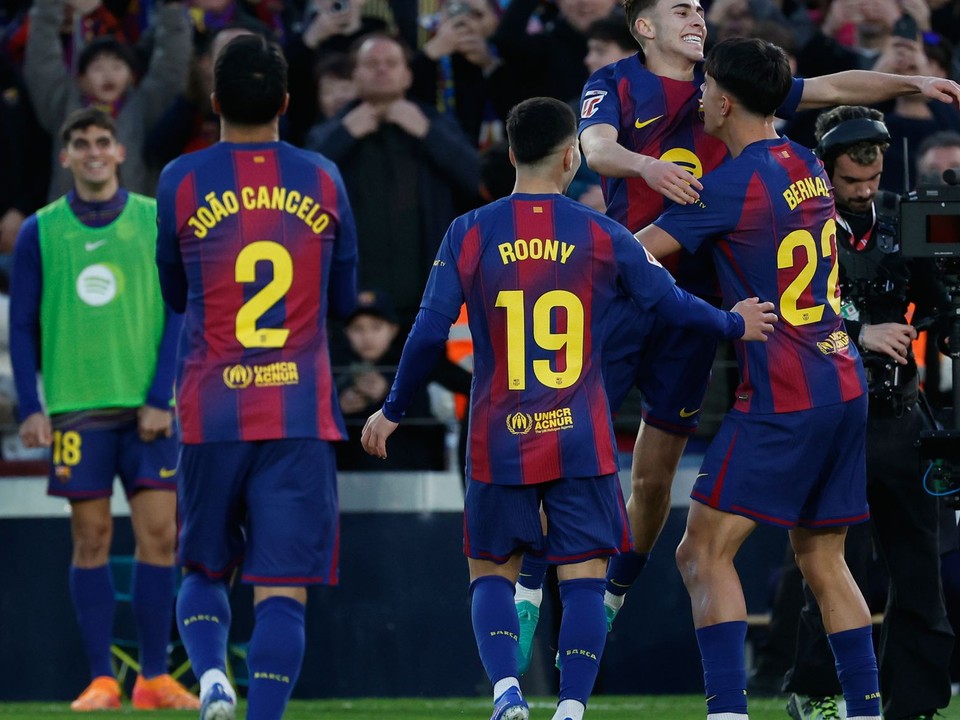 Barcelona oslavuje gól. 