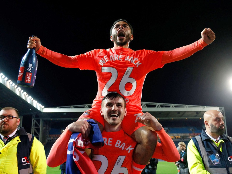 Hráči Coventry sa tešia z postupu späť do Premier League.