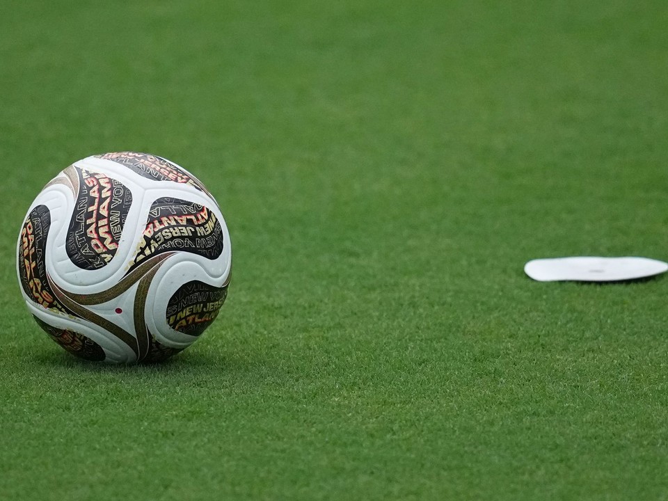 Na archívnej snímke z 13. júla 2026 lopta Tionda určená na semifinálové zápasy a finálový duel.