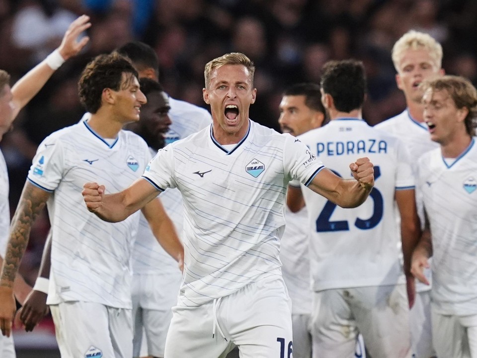Futbalista Ríma Davide Frattesi (uprostred) sa so spoluhráčmi raduje z gólu