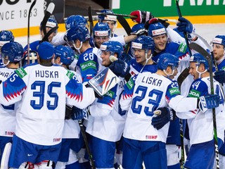 Radosť slovenských hokejistov po triumfe v zápase Slovensko - Rusko na MS v hokeji 2021.