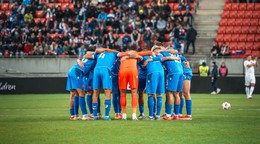 Slovenskí futbalisti počas zápasu Slovensko - Luxembursko v kvalifikácii na MS vo futbale 2026.