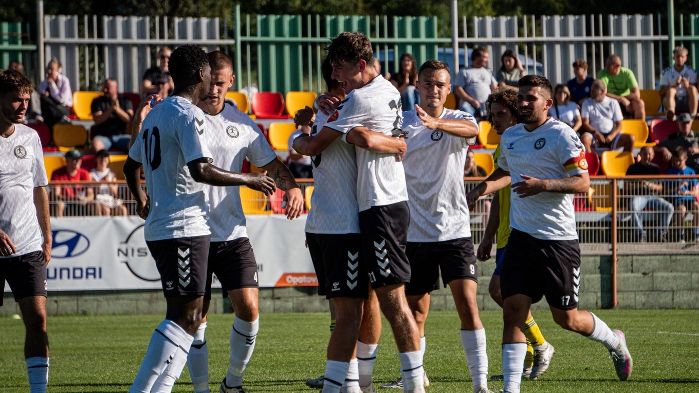 Futbalisti FK Baník Lehota pod Vtáčnikom oslavujú gól