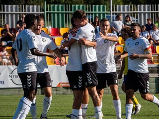 Futbalisti FK Baník Lehota pod Vtáčnikom oslavujú gól