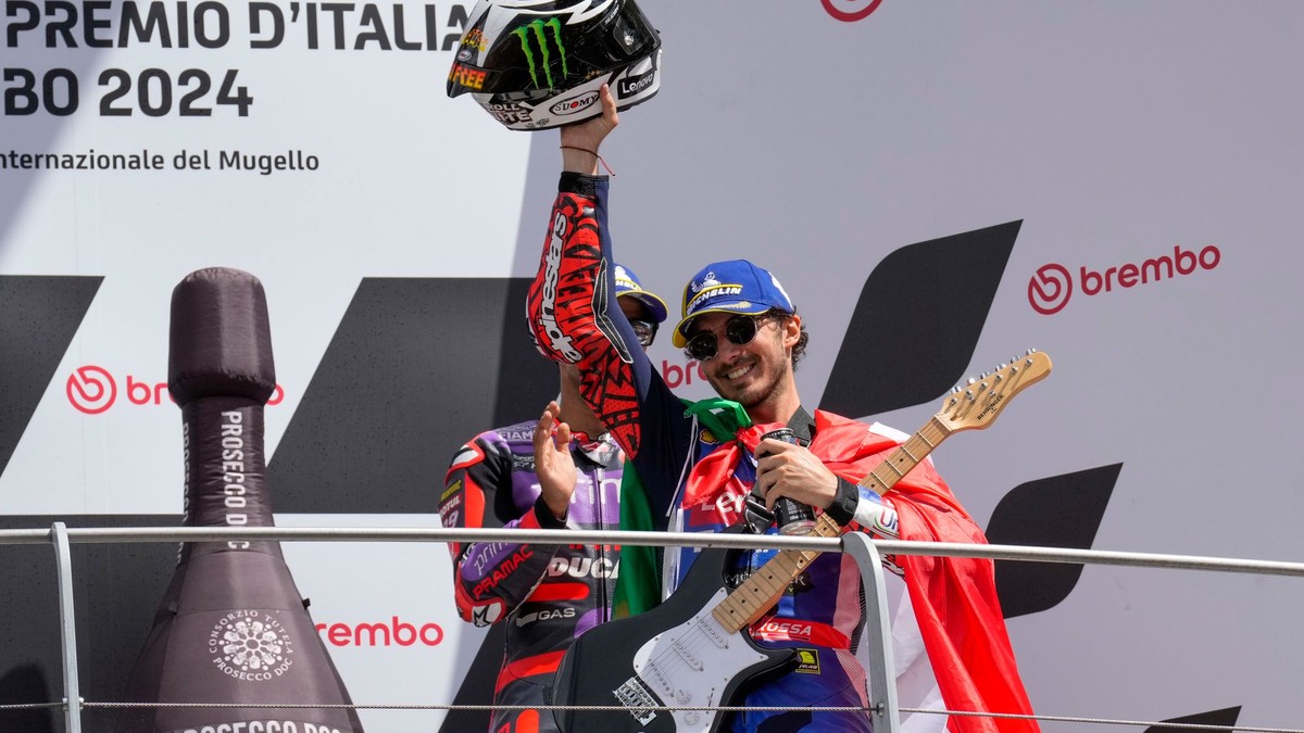 Francesco Bagnaia oslavuje po triumfe na Veľkej cene Talianska 2024.